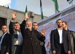 شاهد الصور: ما سر علامة الأصابع الثلاثة لهنية في احتفال انطلاقة حماس ؟