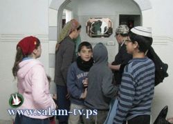 عشرات المستوطنين يستولون على منزل فلسطيني في الخليل
