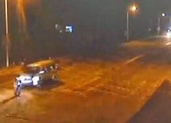 بالفيديو : صيني ينجو من موت محقق بعد دهسه من 3 سيارات متتالية