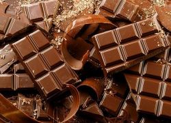 التحفظ على طنين من الشوكولاتة المخالفة بالخليل