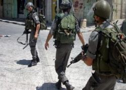 بسبب مشاده كلاميه بين شرطي فلسطيني والاحتلال .. إصابة 23 مواطنا في الخليل