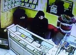 بالفيديو : فتاة تسرق محل للذهب في عمان - شاهد كيف غافلت صاحب المحل
