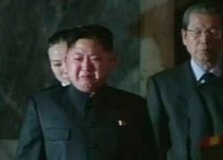صورة مسربة تُظهر زعيم كوريا الشمالية وهو يبكي .. هذا هو سرّها!