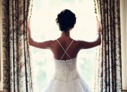 عروس غاضبة طردت زوجين من حفل زفافها… ماذا فعلا؟