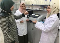 الخليل: طالبتان وباحثة يبتكرن مشروعًا حول آلية تأكسد دواء لعلاج ضغط الدم