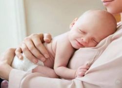 الأطعمة الصلبة تساعد الرضع على نوم أفضل