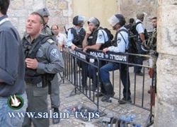 المئات من شرطة الاحتلال يقتحمون باحات الأقصى ويحاصرون عشرات المصلين