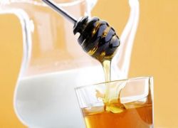 تناول الحليب المحلى بالعسل يحميك من ارتفاع الكولسترول ونزلات البرد