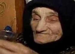 عجوز تُثير رعب مشيعيها عقب استيقاظها في القبر !!