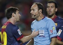 الاتحاد الأسباني يعاقب حكم مباراة برشلونة وأشبيلية بالايقاف لمباراة واحدة