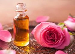 هل تعلمين كيف يعتني زيت الورد بجمالكِ؟