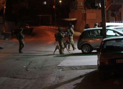قوات الاحتلال تعتقل خمسة مواطنين من بلدة بيت أمر شمال الخليل