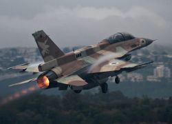 الطيران الحربي الإسرائيلي يقصف بعشرة صواريخ أرضاً زراعية شرق رفح