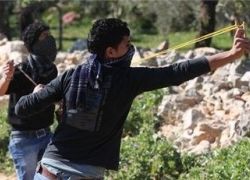 اصابة مستوطن بجروح بالقاء الحجاره عليه قرب بيت لحم