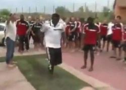 شاهد الفيديو : مقطع نادر لنادٍ إنجليزي يلزم لاعبيه بالسير على الجمر