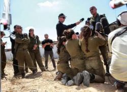 صورة 3 مجندات يركعن لقائد في جيش الاحتلال تثير الجدل في إسرائيل