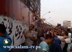 متظاهرون يهدمون الجدار العازل أمام سفارة إسرائيل بالشواكيش والأمن يفشل في منعهم