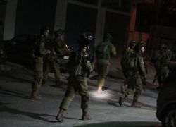 جنين: قوات الاحتلال تعتقل شابا وتداهم منازل