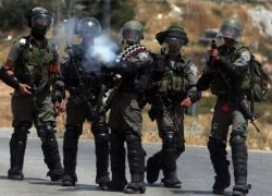 قوات الاحتلال تعتقل 5 مقدسيين وتصيب 15 آخرين بمواجهات في العيسوية