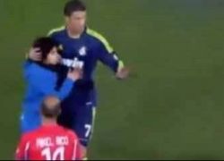 طفلين يقتحمان ملعب غرناطه من اجل عناق كرستيانو رونالدو - شاهد الفيديو
