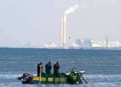 إسرائيل تتراجع: يمنع صيد الأسماك في غزة بعد 6 أميال