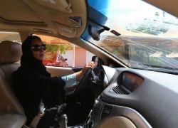السعودية تعلن أنها ستسمح للمرأة بقيادة الشاحنات والدراجات النارية !