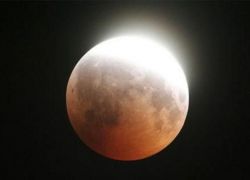 اربعة اقمار حمراء