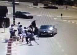شاهد الفيديو : سيارة فلسطينية تدهس مستوطنه جنوب بيت لحم