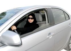 في غزة.. مطلوب "محرم" مع كل فتاة تريد تعلّم السياقة