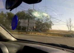 اضرار بسيارة ضابط كبير في جيش الاحتلال نتيجة رشقها بالحجارة قرب نابلس