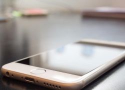 ابل تخطط لطرح أيفون رخيص وبشريحة مزدوجة