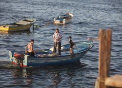 الزوارق الحربية الإسرائيلية تستهدف قوارب الصيادين بغزة