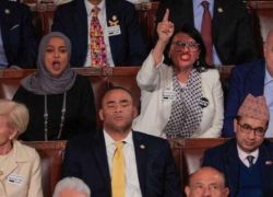 ترامب يطالب بترحيل نائبتين مسلمتين بعد مقاطعتهما لخطابه