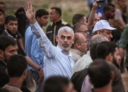 قناة 12 العبرية : وثيقة كتبها يحيى السنوار بخط يده قبل عام من هجوم 7 أكتوبر
