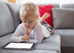 عدد الساعات المسموح بها للأطفال أمام الشاشات