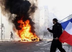 مخاوف من اتساع الاحتجاجات لاوروبا: حظر تجول في فرنسا وتحذيرات سفر عالمية