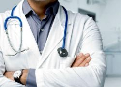 كشف عن المرضى وقيّم حالتهم..مريض ينتحل صفة طبيب في أحد مستشفيات الأردن