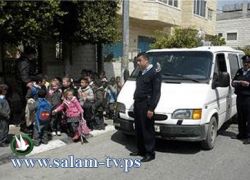 الشرطة تضبط مركبة حمولة 7 ركاب بداخلها 37 طفل و معلمتين في بيت لحم