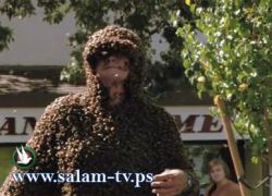 بالصور : رجل يجوب الشارع وهو مغطى بالنحل!