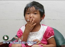 طفلة لم تتجاوز الـ3 سنوات مدمنة على تدخين السجائر وشرب البيرة!
