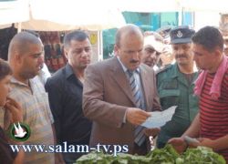 محافظ طولكرم يتفقد سوق المدينة داعياً عدم الإستغلال وإشهار الأسعار