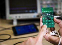 ابتكار هاتف نقال يعمل بدون بطارية