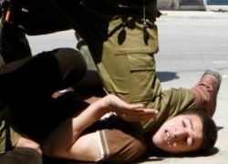 بالفيديو : الاحتلال يعتقل طفلاً فلسطينياً ابن خمس سنوات