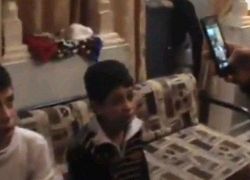 بالفيديو: جيش الاحتلال يستجوب أطفالا في غرف نومهم