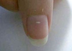 صوت الأظافر على الزجاج من أسوأ الأصوات على الأذن البشرية 