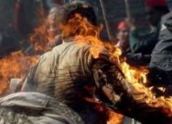مواطن يحاول إحراق نفسه مع نوّاب حركة فتح بغزة احتجاجا على قطع راتبه