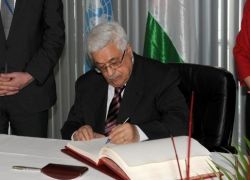 الرئيس محمود عباس يصادق على موازنة 2013