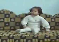 فيديو طريف لطفلة باكية تؤنب والدها: &quot;حسابك عند إمك بابا&quot;