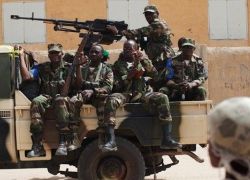 رئيس مالي يعزل قائد الجيش المرتبط بقادة الانقلاب