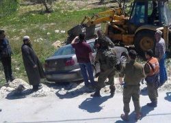 شاب يقلب سيارته بجندي اسرائيلي أجبره على نقله - صوره